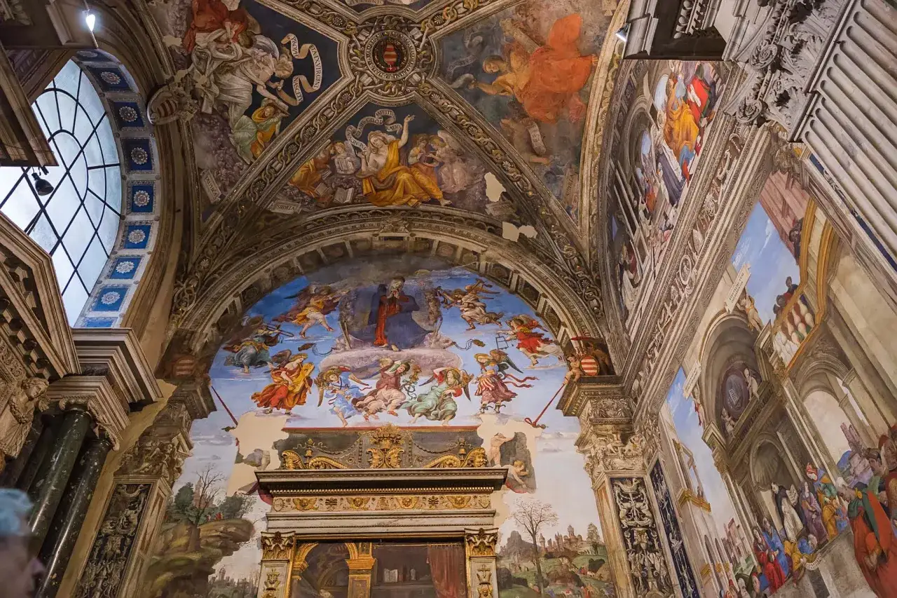 Affreschi vibranti adornano le volte di chiese particolari a Roma, con scene celesti e figure bibliche che catturano lo sguardo.