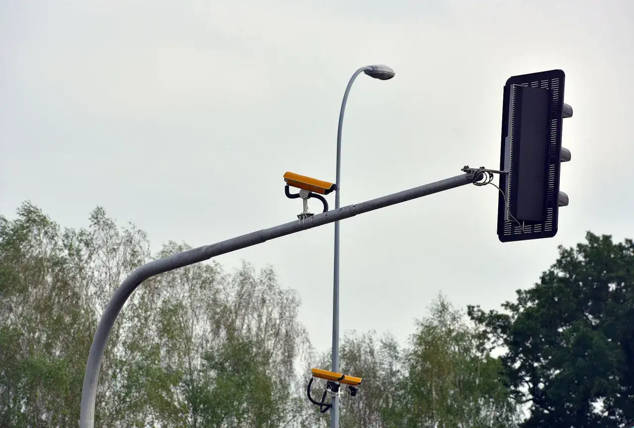 System red light z kamerami monitorującymi ruch.