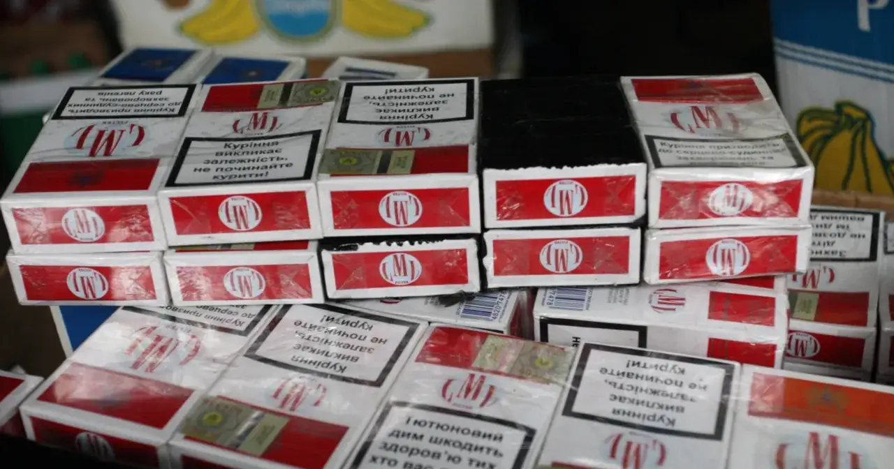 Stosy paczek papierosów z ostrzeżeniami zdrowotnymi. Ceny papierosów w Bułgarii mogą być różne, ale widok sugeruje dużą dostępność.