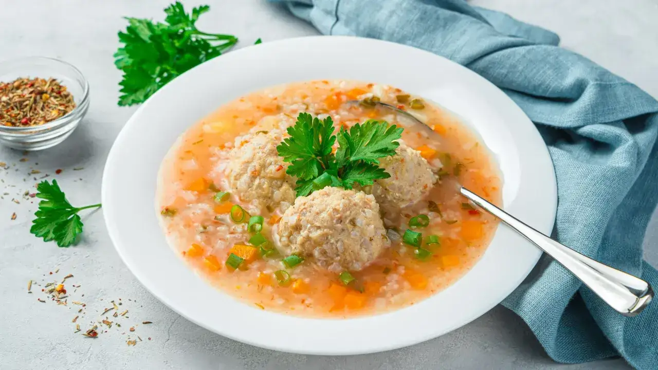 Pyszna zupa z klopsikami i ryżem, z marchewką i zieloną cebulką. Czy zupa to obiad? Zdecydowanie tak!