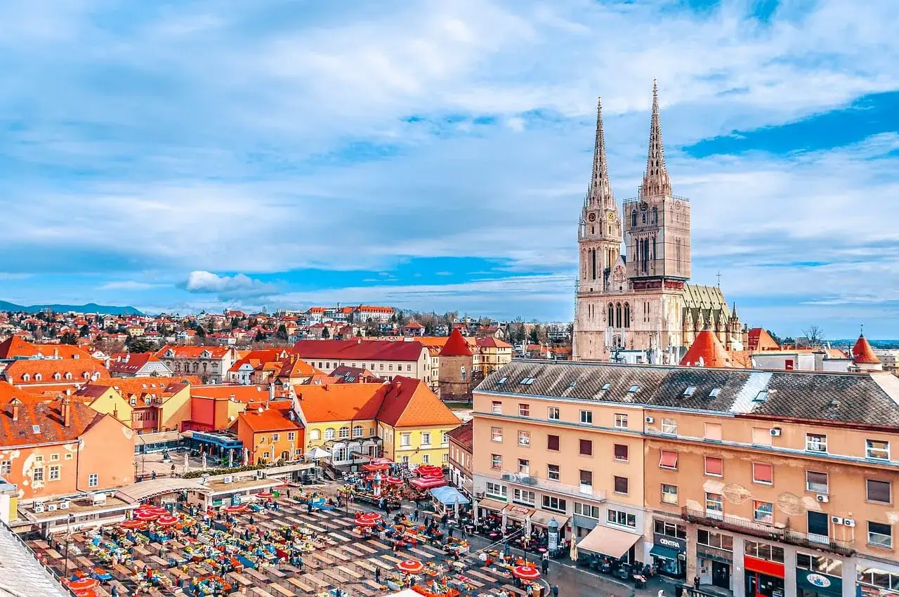Tętniący życiem plac Dolac w Zagrzebiu, z katedrą w tle, to jedna z głównych atrakcji miasta.