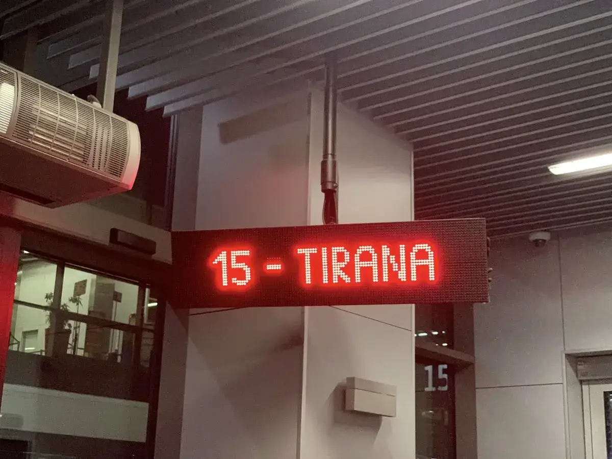 Tablica informacyjna z napisem 