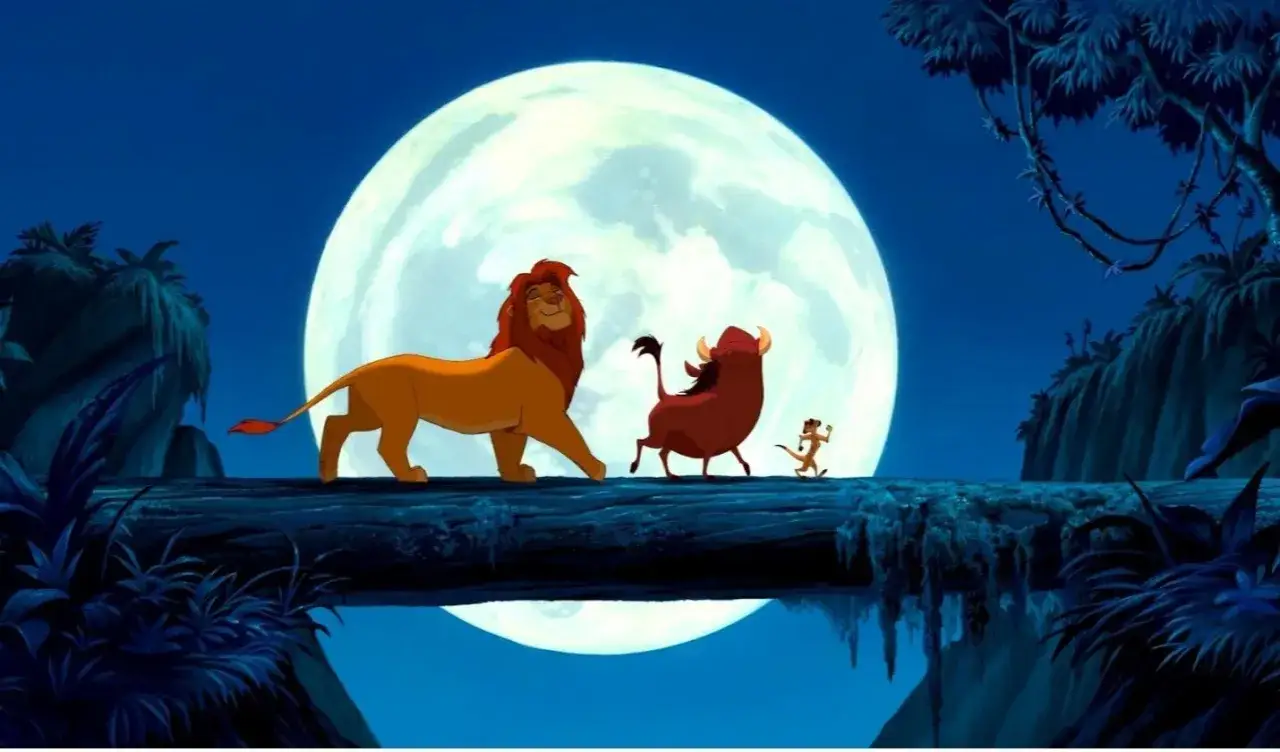 Simba, Pumba i Timon z bajek Disneya idą po kłodzie pod wielką, księżycową nocą.
