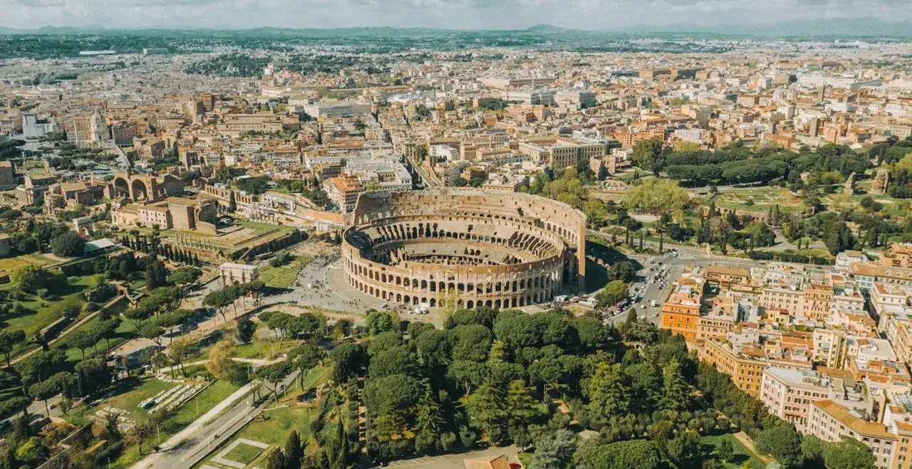 Vista aerea del Colosseo e dei Fori Imperiali, un'ottima tappa per le 10 cose da vedere a Roma in 2 giorni.