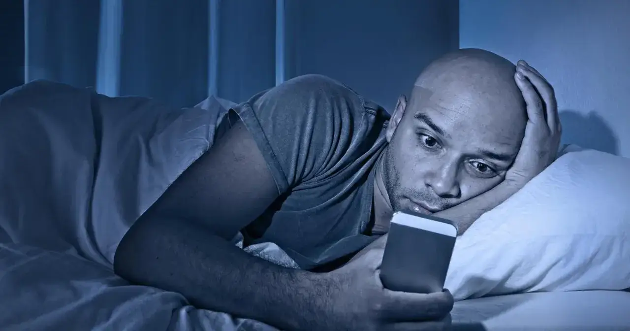 Zastanawiasz się, jak wyleczyć się z obsesji na czyimś punkcie? Ten mężczyzna wpatruje się w telefon w nocy, szukając odpowiedzi.