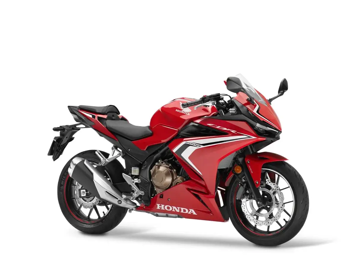 Czerwony motocykl sportowy Honda seria CBR 500R z czarnym siedzeniem i detalami.