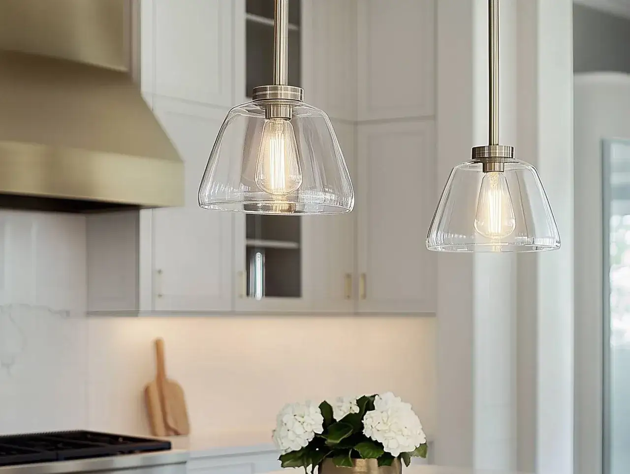 Dwa szklane klosze lamp wiszących nad blatem kuchennym. Dowiedz się, jak czyścić szklany klosz lampy, by lśnił jak nowy.