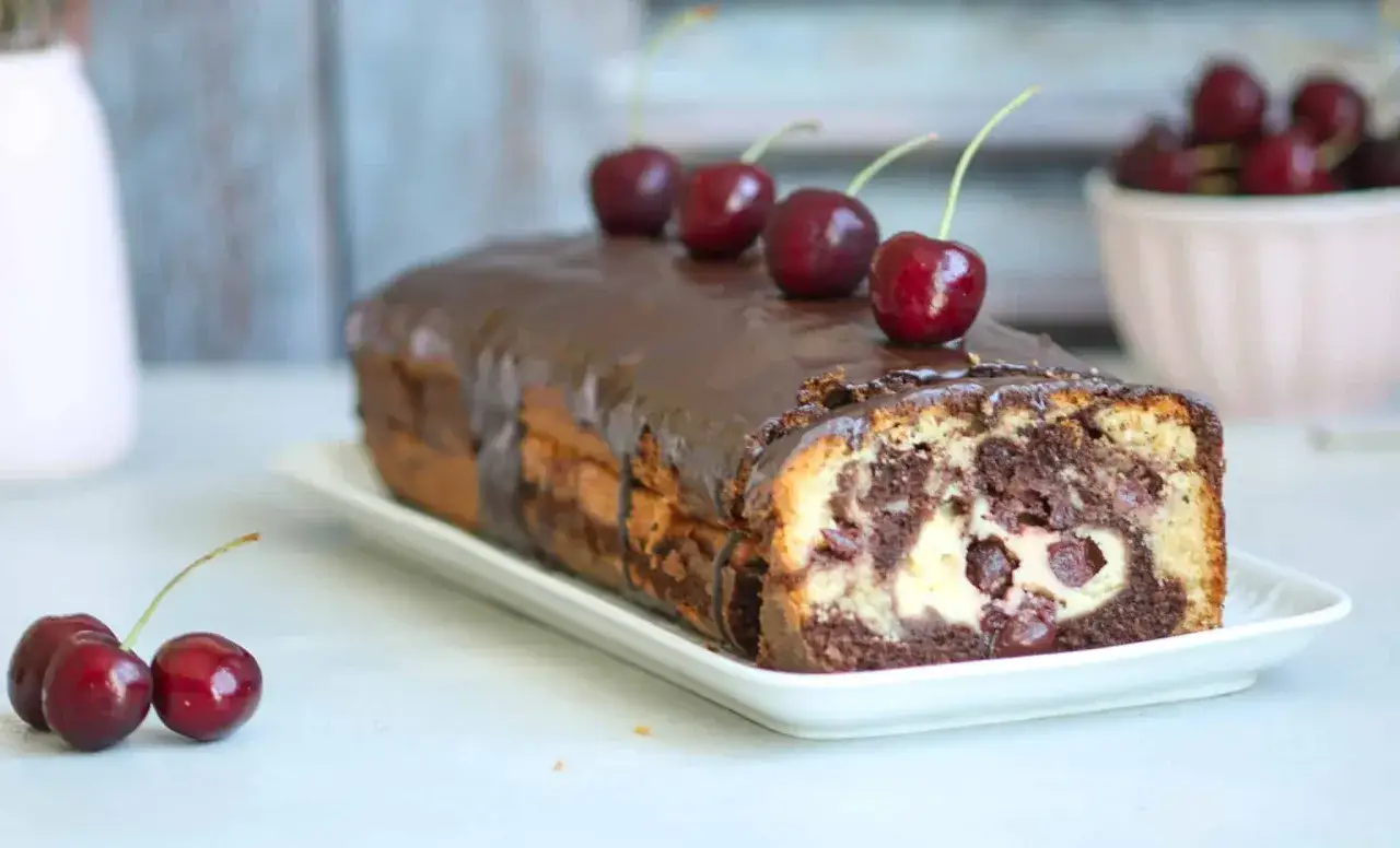 Omas Schokokuchen in Kastenform, mit Schokoglasur und Kirschen, ein Genuss wie früher.