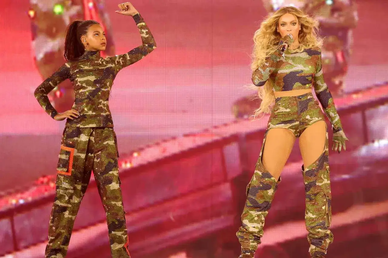 Beyoncé i córka Beyoncé w błyszczących strojach moro na scenie.