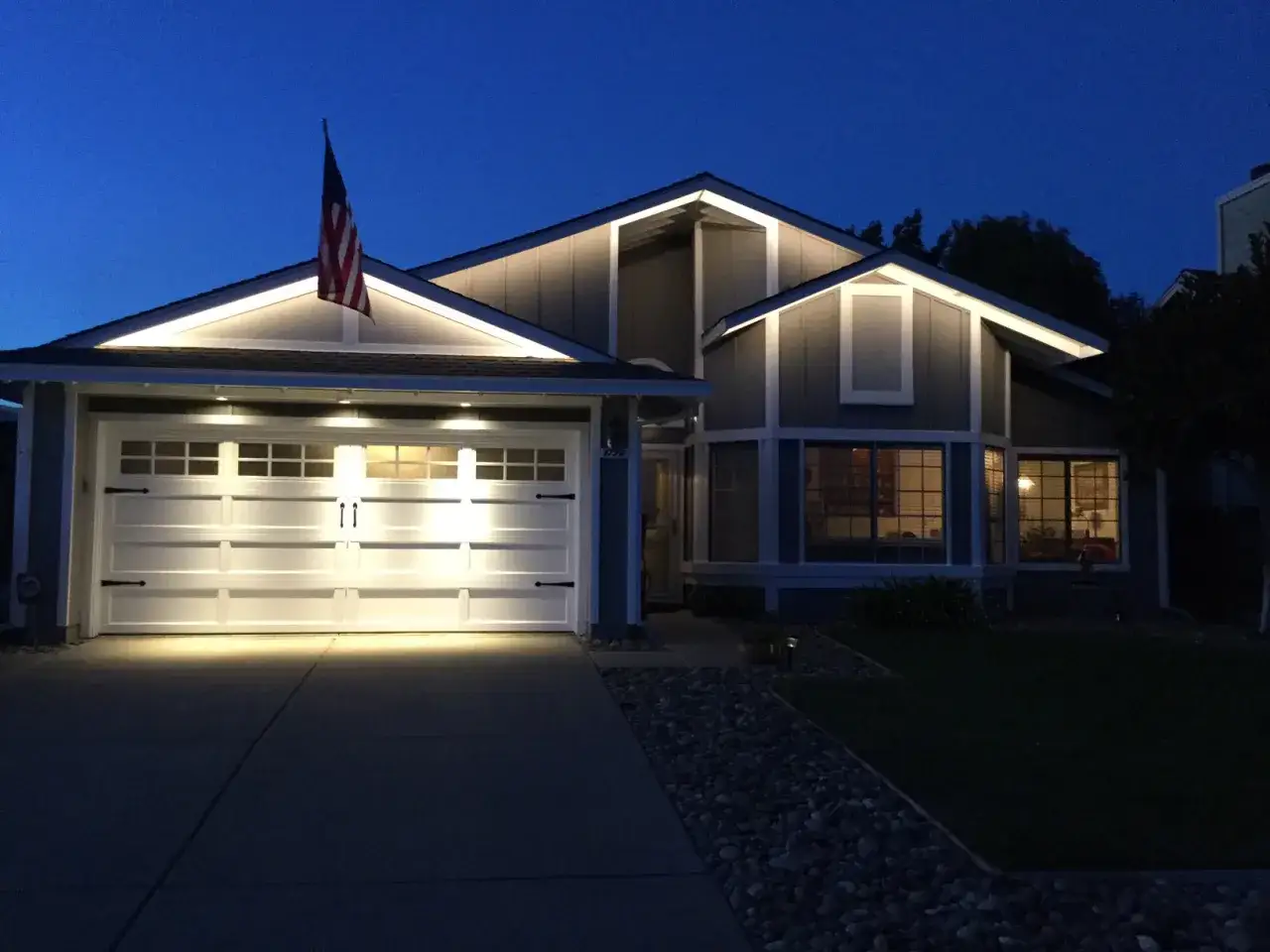 Eleganckie listwy led zewnętrzne podkreślają architekturę domu i oświetlają podjazd.