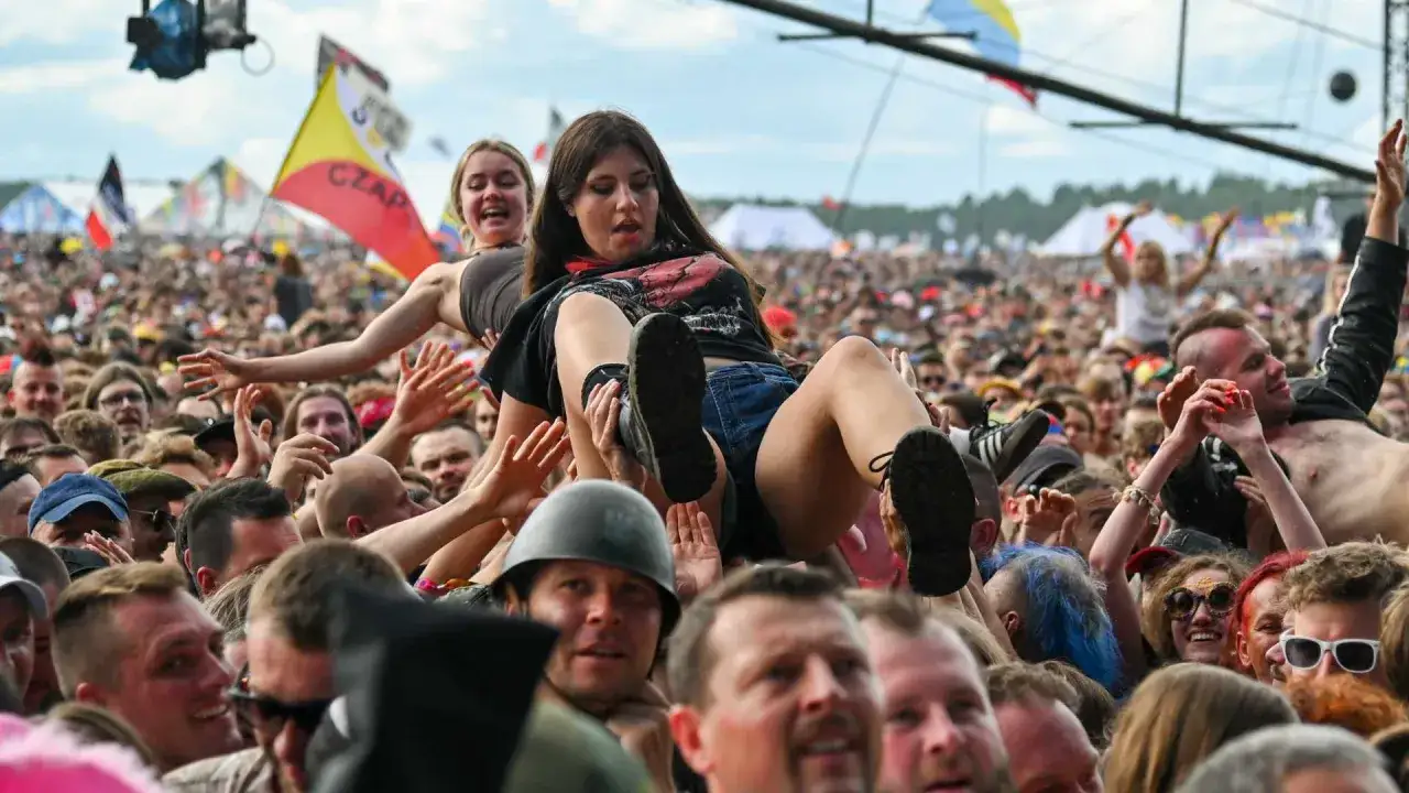 Dziewczyna na rękach tłumu podczas koncertu w Polsce. Energia i radość na festiwalu Poland Rock 2026.