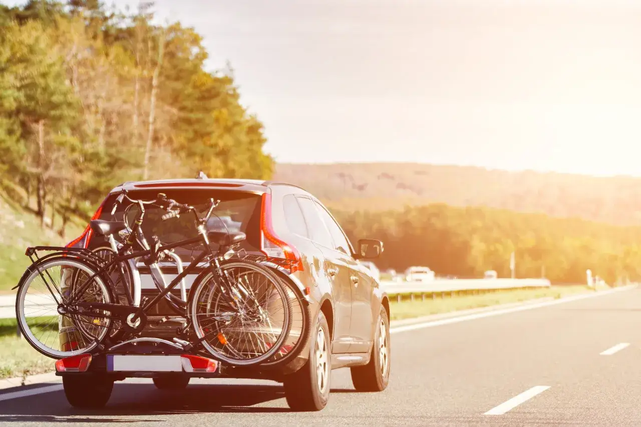 r&oacute;żne metody transportu roweru samochodem