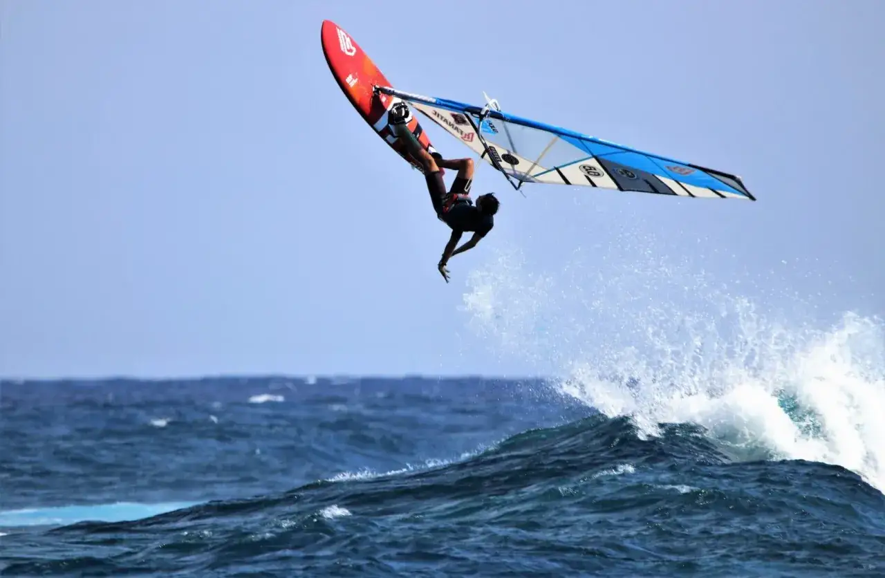 Ein Windsurfer springt hoch über einer Welle vor Lanzarote.