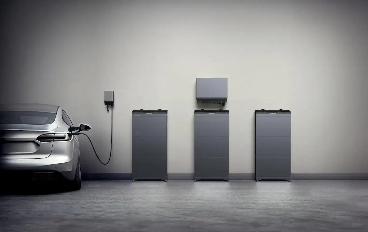 ładowanie samochodu elektrycznego w domu gniazdko wallbox