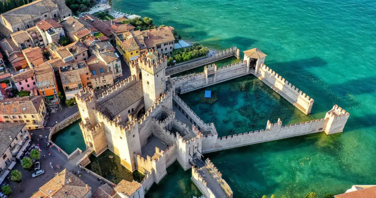 malownicze miasteczko nad Jeziorem Garda Sirmione