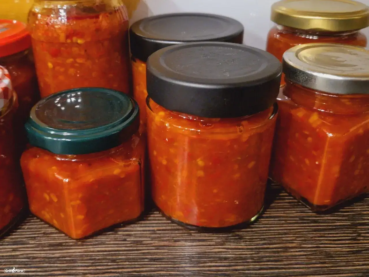 Mehrere Gläser mit scharfem, selbstgemachtem Sambal Oelek, bereit für das nächste Grillfest. Ein tolles Sambal Oelek Rezept!