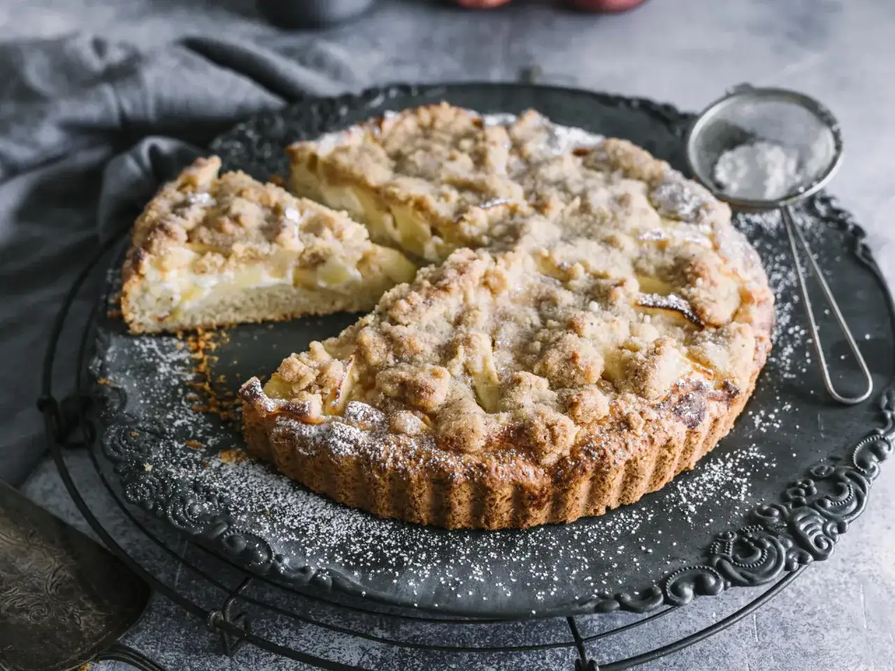 Saftiger Apfelkuchen mit Streuseln, best&auml;ubt mit Puderzucker. Ein k&ouml;stlicher protein apfelkuchen f&uuml;r Genie&szlig;er.