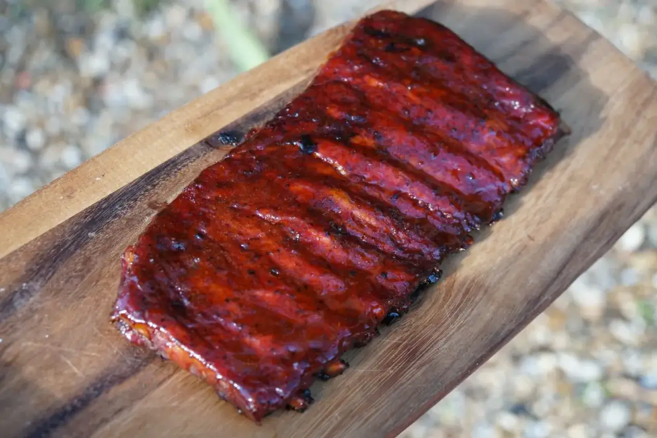 Soczyste żeberka w sosie BBQ, idealne do grillowania. Oto jak przygotować żeberka na grilla, by zachwyciły smakiem!