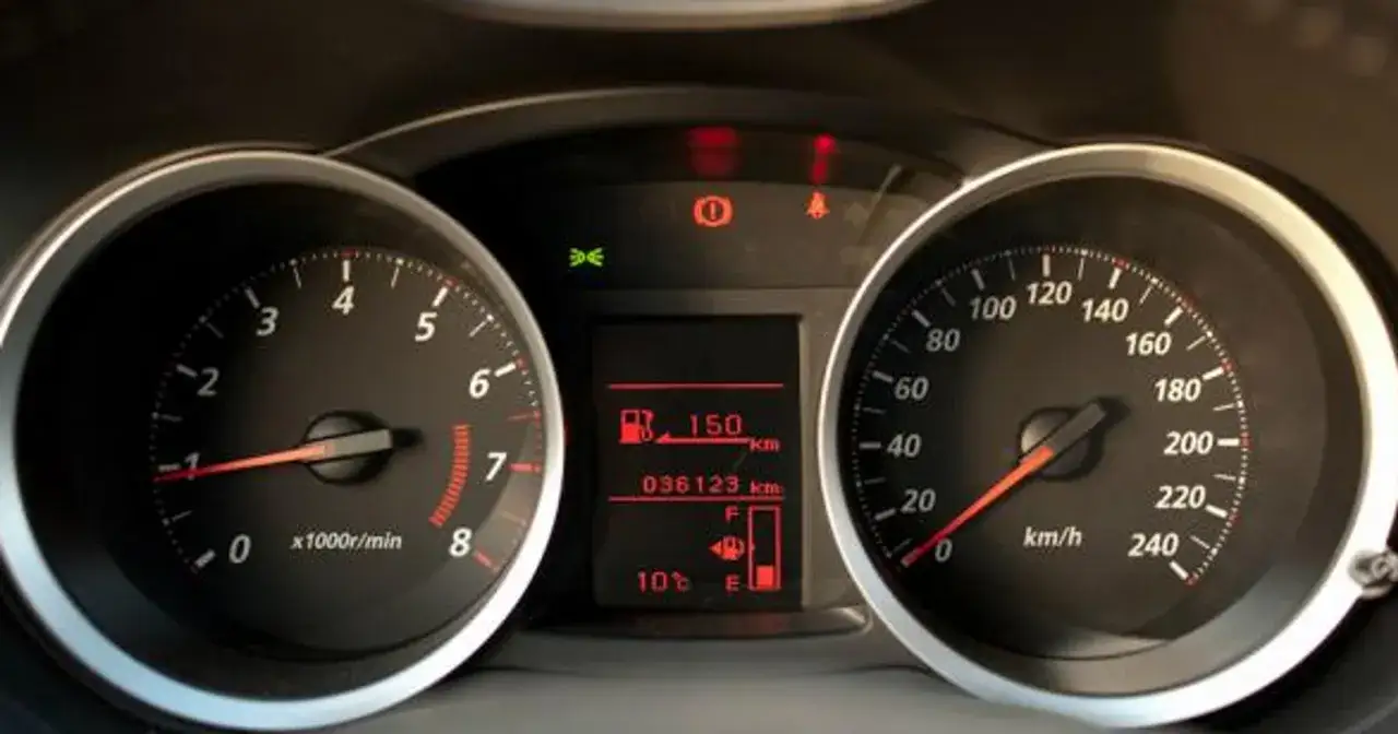 Obrotomierz pokazuje falujące obroty na ciepłym silniku benzyna. Prędkościomierz wskazuje 20 km/h.