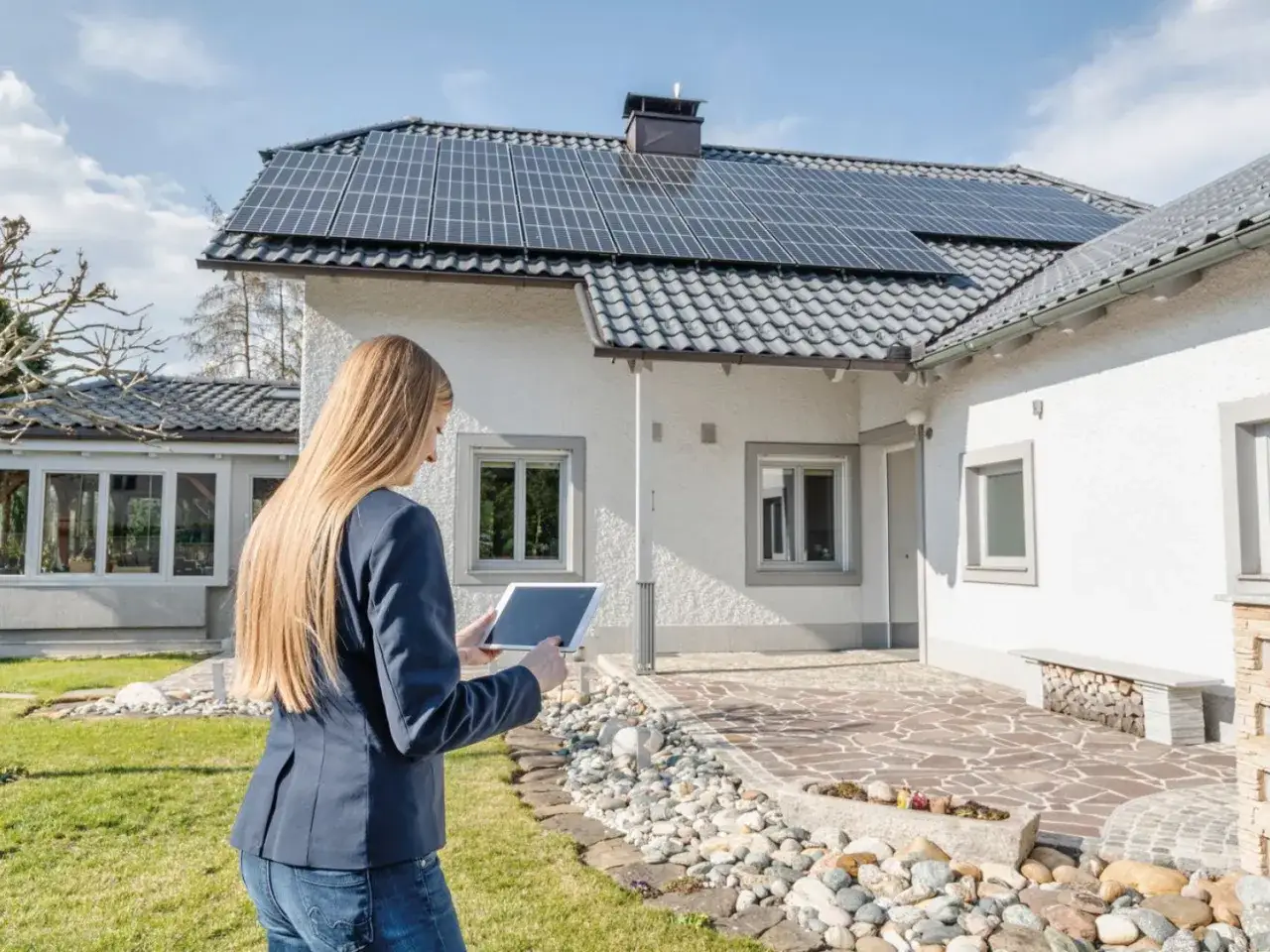 Zdjęcie Inteligentny dom z fotowoltaiką i magazynowaniem energii - jak to osiągnąć?