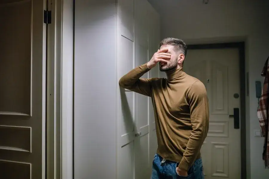 Zdjęcie Czy facet tęskni po rozstaniu? Odkryj prawdziwe emocje mężczyzn