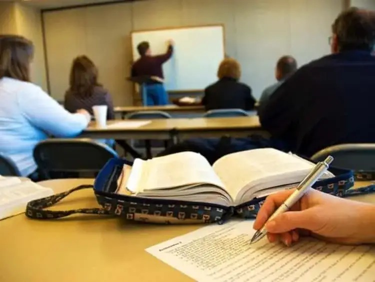 Zdjęcie Praca po studiach teologicznych: Jak uniknąć trudności na rynku pracy?