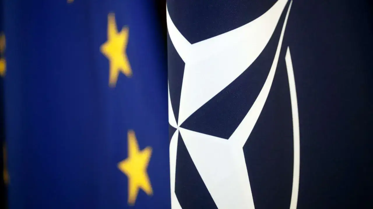 EU- und NATO-Flaggen nebeneinander, ein Symbol f&uuml;r die gemeinsame internationale sicherheitspolitik.