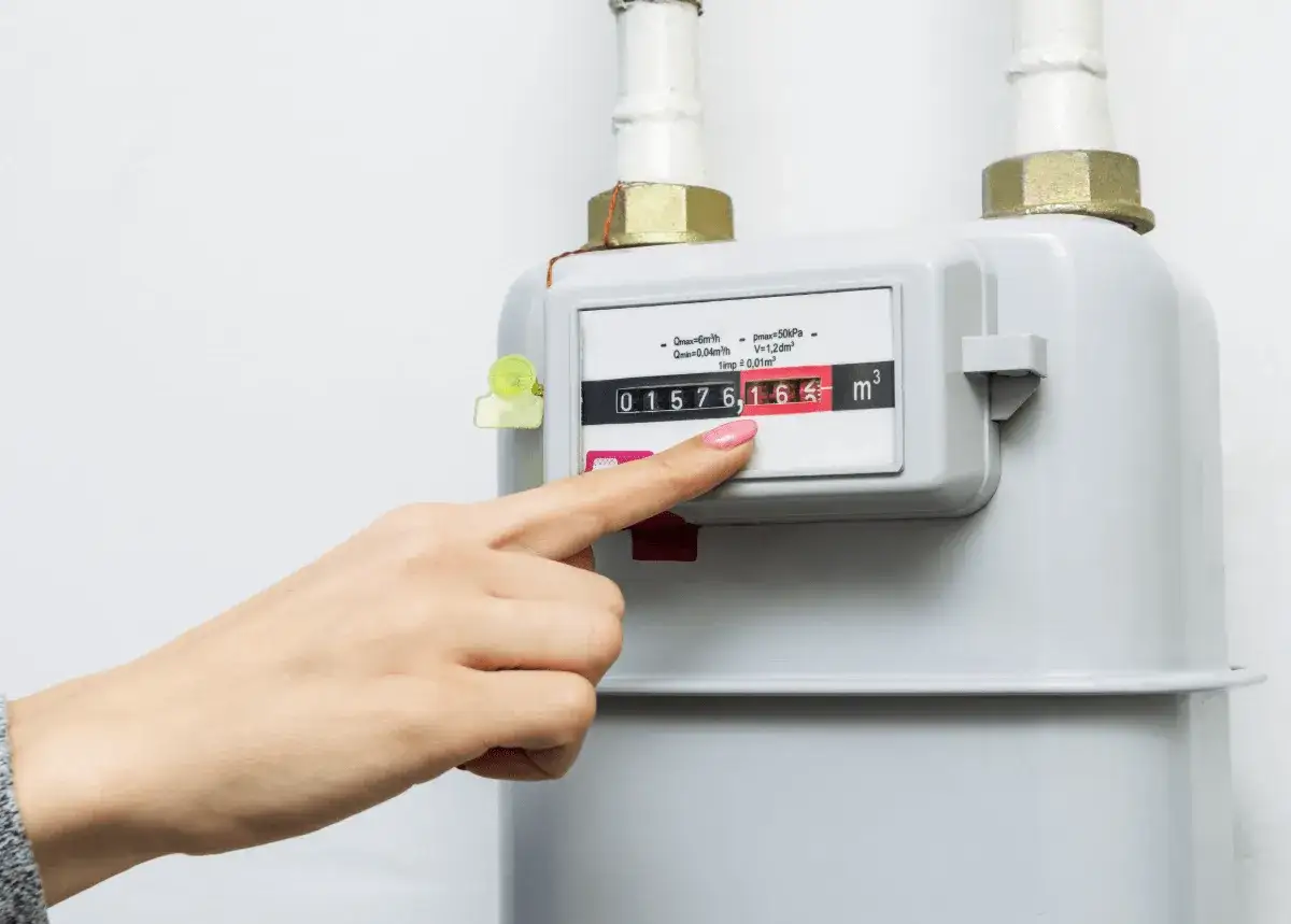 Dito si vede un contatore del gas. La mano indica il numero 01576,16 m³, che mostra quanti metri cubi di gas si consumano in un mese.