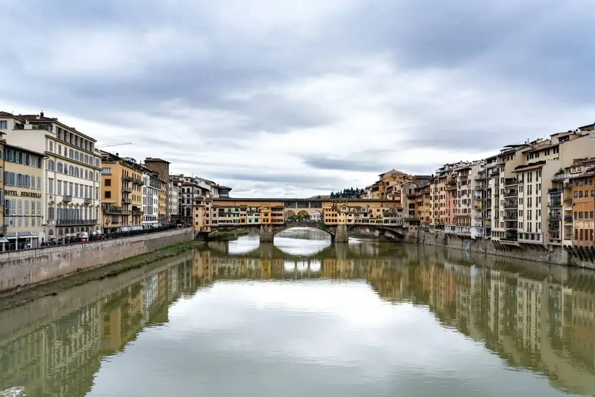Le Ponte Vecchio, embl&egrave;me de Florence, se refl&egrave;te dans l'Arno. Une vue parfaite pour visiter Florence.