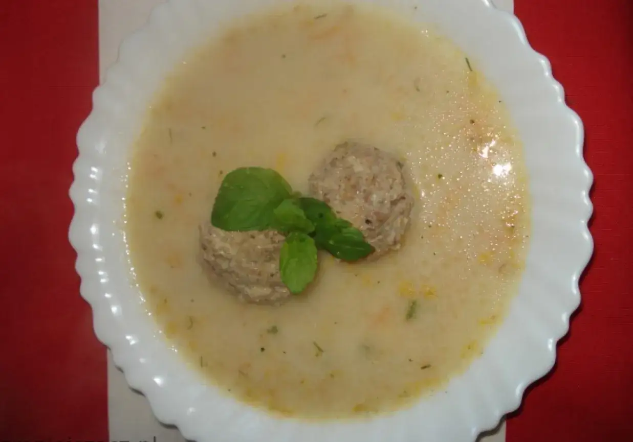 Zupa klopsowa babci, kremowa, z dwoma klopsikami i listkiem mięty. Pyszne wspomnienie dzieciństwa.