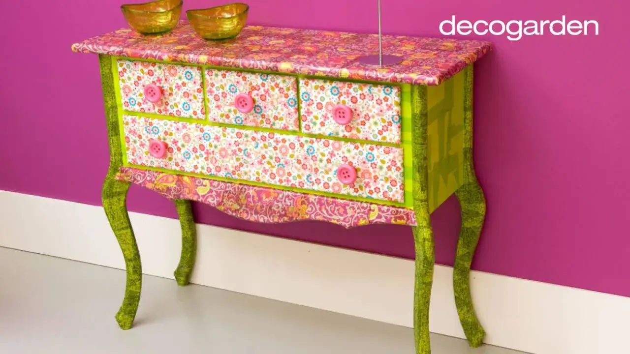 Mueble renovado con papel decoupage, con cajones florales y patas verdes. &iexcl;Un toque alegre para decorar muebles con papel decoupage!