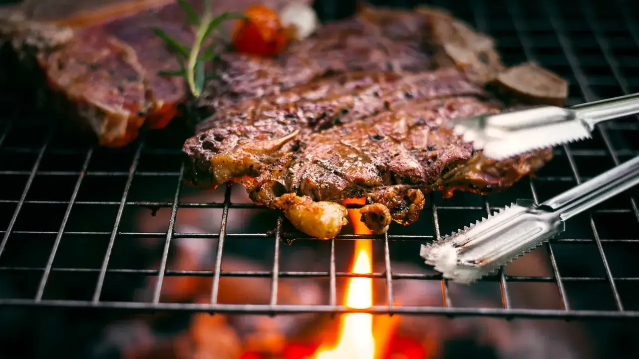 Saftiga biffar och en hel kycklingdel som fr&auml;ser p&aring; grillen. Perfekt f&ouml;r att visa vad man kan grilla!