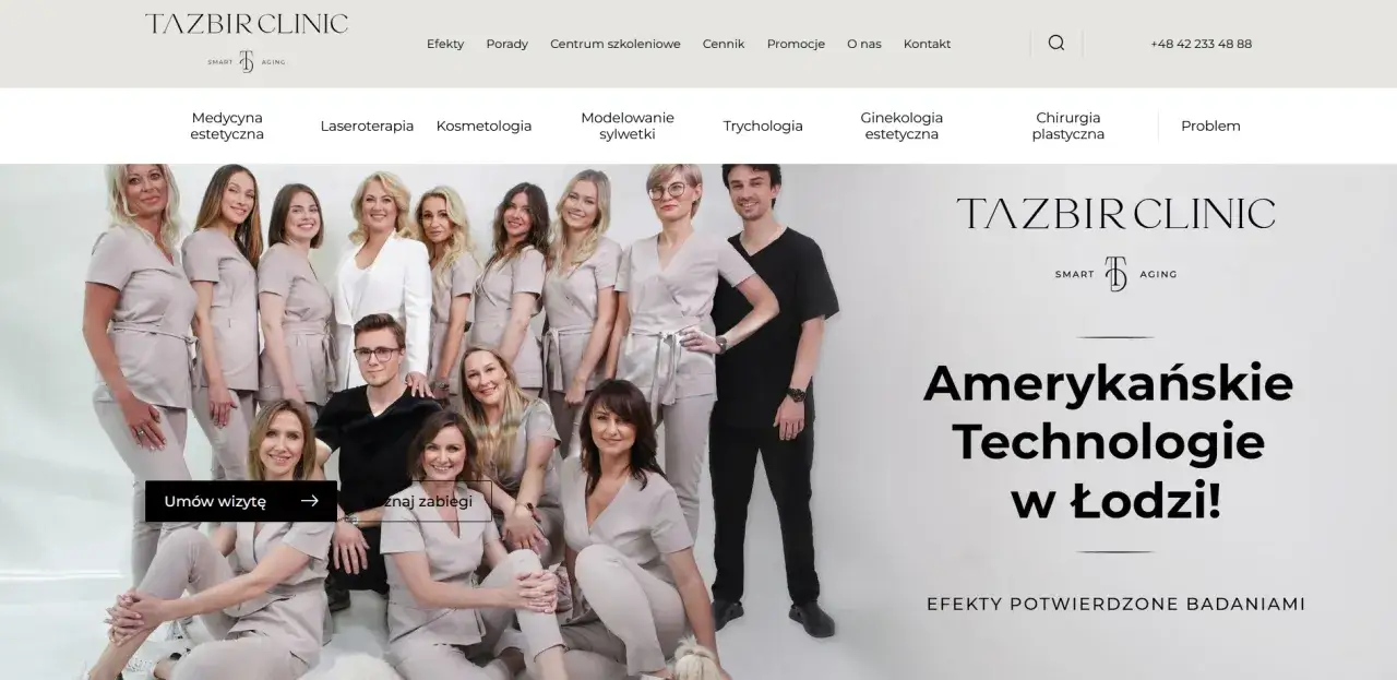 Grupa uśmiechniętych pracowników kliniki dermatologii estetycznej TAZBIR CLINIC.