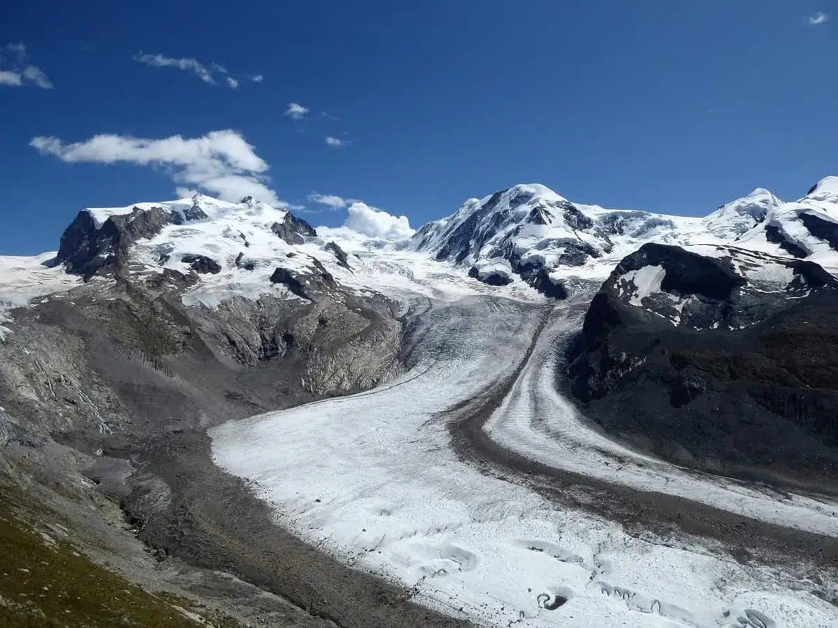 Majest&auml;tische Gletscher und schneebedeckte Gipfel pr&auml;gen die Landschaft. Ein beeindruckender Blick auf den Tour Monte Rosa, der Abenteuer verspricht.