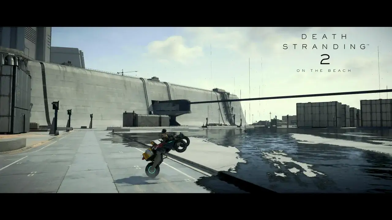 Motocyklista w grze Death Stranding 2 PC na tle monumentalnej budowli i kałuż.