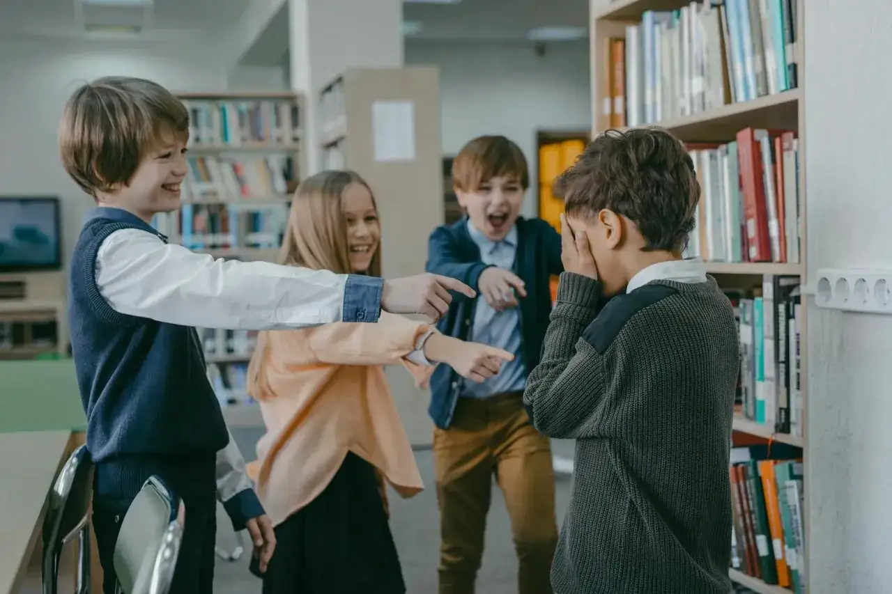 Uczniowie rozmawiający ze sobą, konflikt w szkole