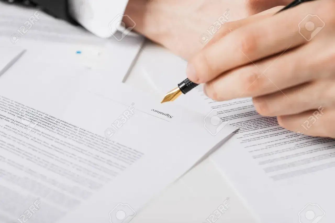 dokumenty umowy o pracę, ręce podpisujące