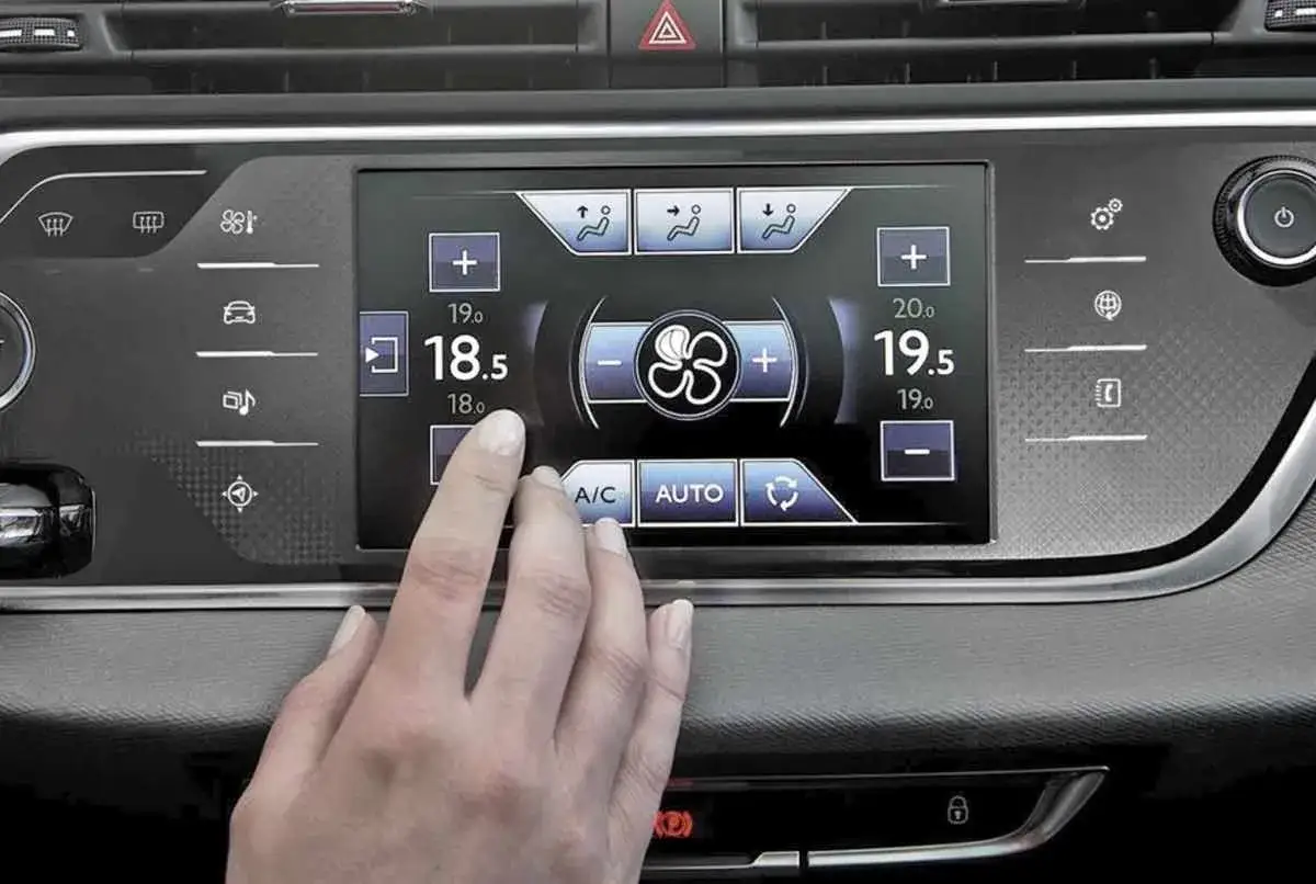 Pantalla t&aacute;ctil de coche mostrando controles de climatizaci&oacute;n. Se aprecia la diferencia entre climatizador y aire acondicionado.