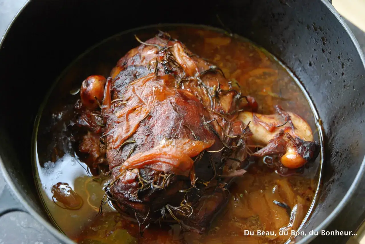 Un plat mijot&eacute; : un agneau de 7 heures, tendre et parfum&eacute;, baignant dans son jus savoureux avec des herbes aromatiques.