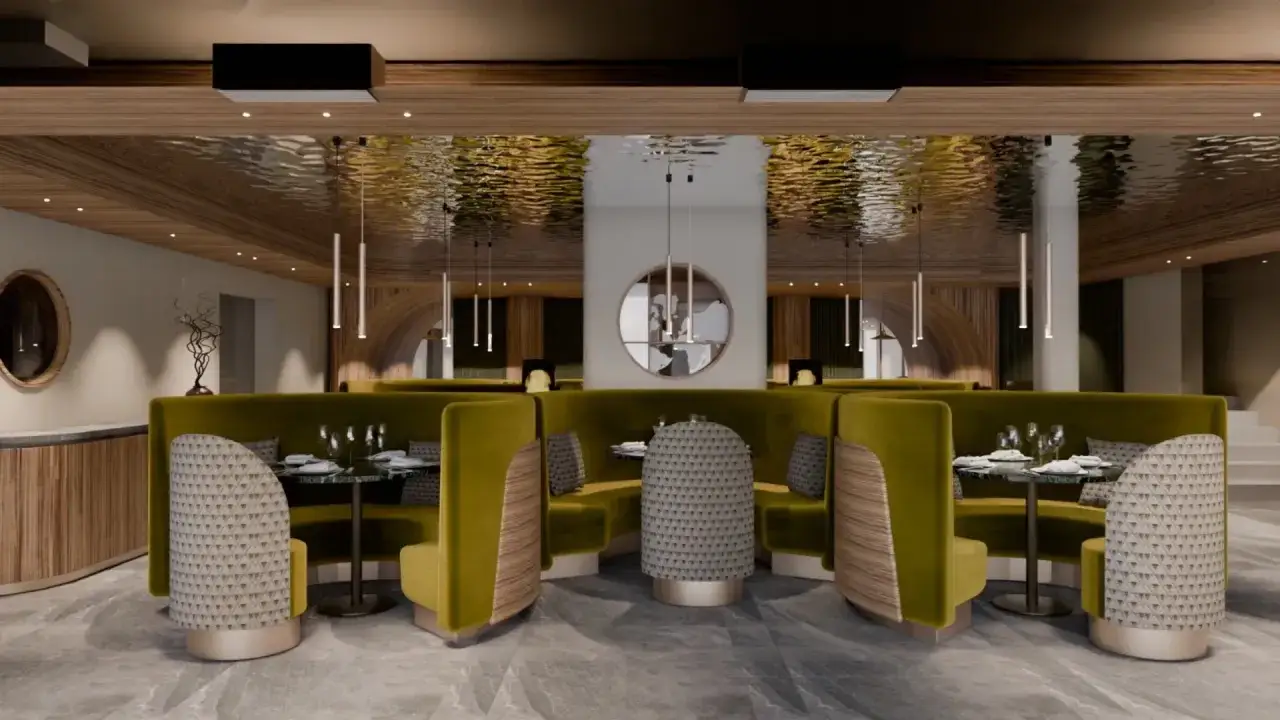 Arredamento ristorante moderno con divanetti verdi curvi, tavoli rotondi e soffitto a specchio ondulato.
