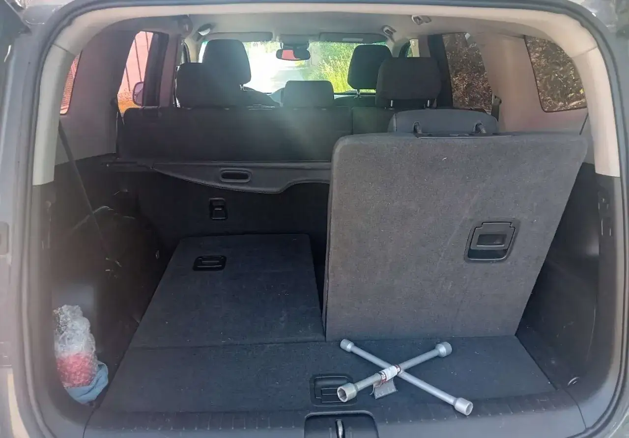 Bagażnik Chevroleta Orlando z podniesionymi siedzeniami. Widać podłogę, schowek i klucz do kół. Idealny do przewozu bagażu, poznaj chevrolet orlando wymiary.