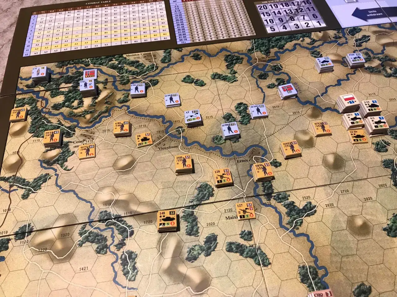 Plansza do gry strategiczne wojenne z jednostkami na hexach.