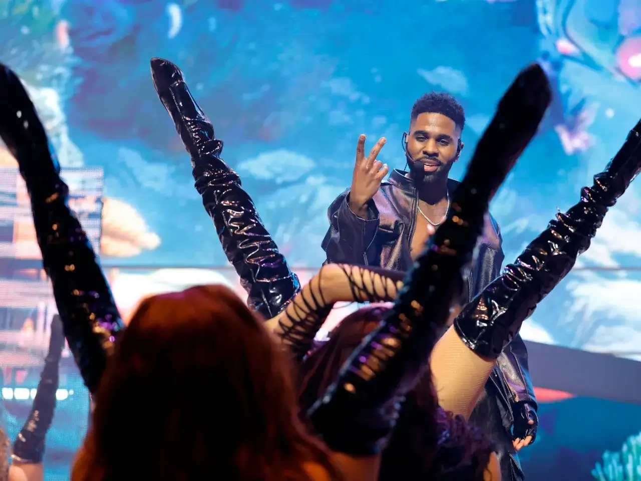Jason Derulo rockt die B&uuml;hne in Deutschland mit T&auml;nzerinnen in Glanzstiefeln.