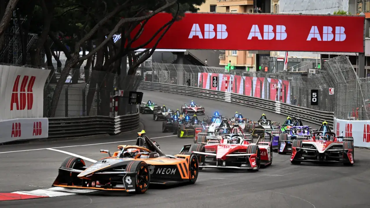 Coches de F&oacute;rmula E compiten en M&oacute;naco, parte del calendario de la temporada.