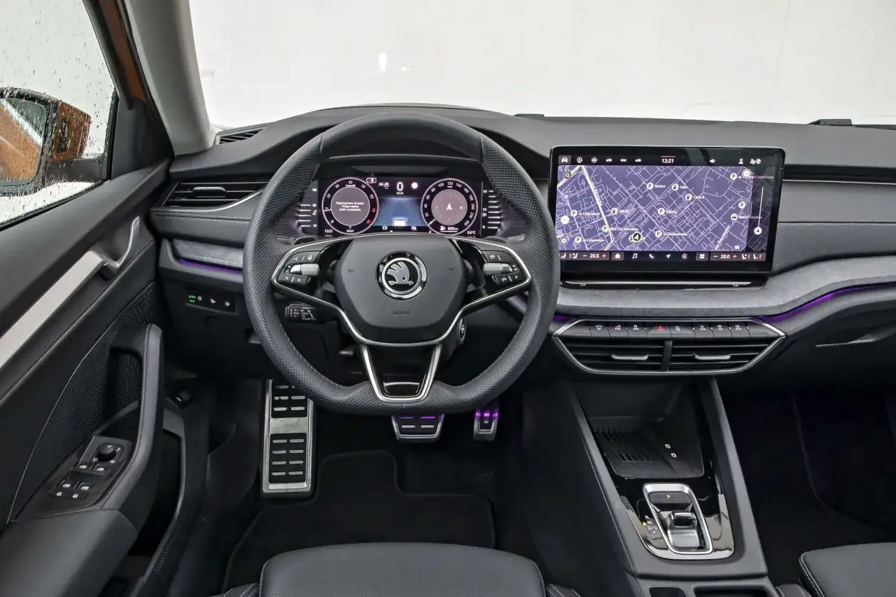 Wnętrze Skody Octavii z cyfrowymi zegarami i ekranem nawigacji. Atrakcyjna skoda octavia cena zachęca do zakupu.