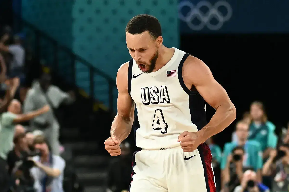 Jugador de baloncesto de Estados Unidos con el número 4 celebra una canasta contra Serbia.