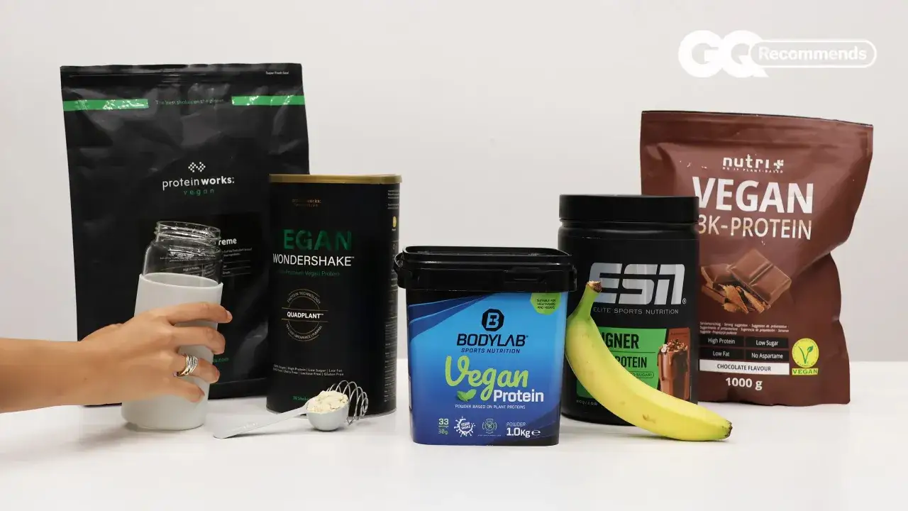 Verschiedene vegane Proteinpulver im Vergleich: Unterschiede zwischen Whey und Protein werden hier anhand von Produkten wie Bodylab Vegan Protein und Nutri-Vegan 3K-Protein beleuchtet.
