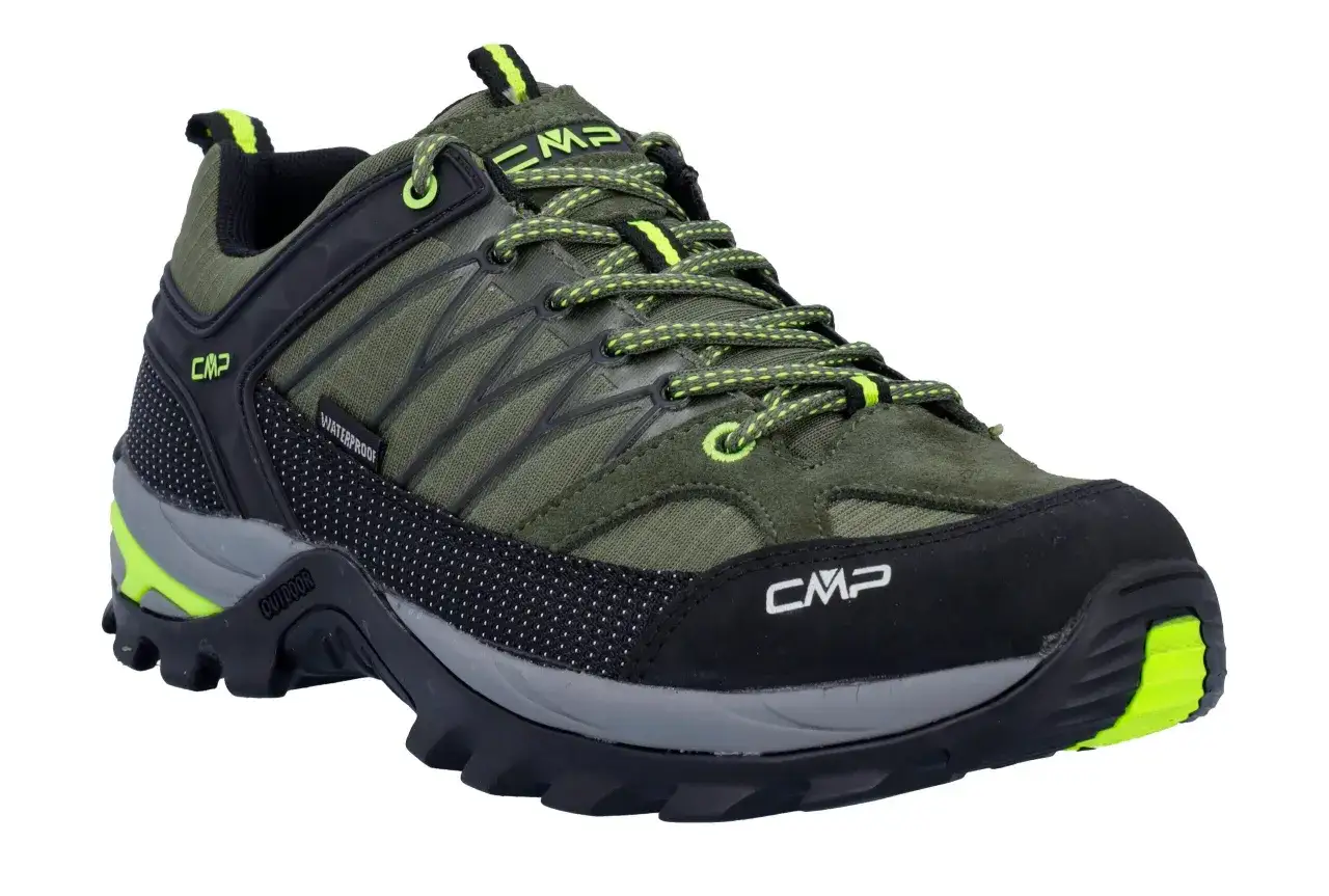 Zielony, wodoodporny but trekkingowy CMP, idealny na outdoorowe przygody. CMP to firma znana z odzieży i obuwia sportowego.