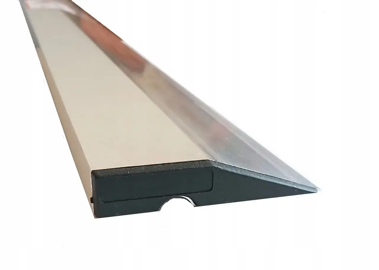 Aluminiowa łata tynkarska o trapezowym profilu, z czarną gumową stopką.