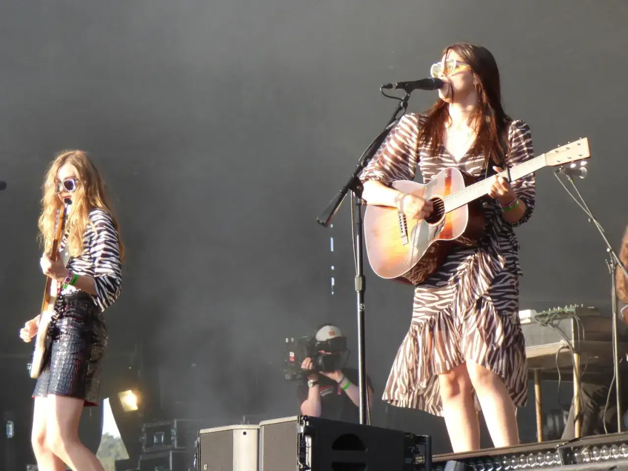 Medlemmar av First Aid Kit spelar gitarr och sjunger p&aring; scenen, kl&auml;dda i zebrar&auml;ndiga kl&auml;der.